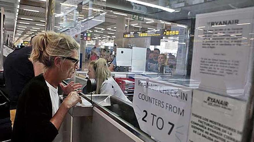 Una pasajera en un mostrador de Ryanair en Son Sant Joan.