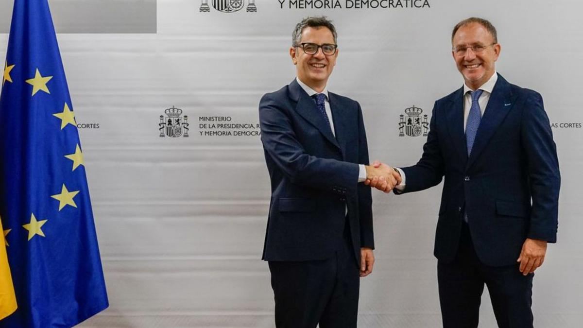 El ministro (i) estrecha la mano del presidente del Cabildo, Sergio Rodríguez. | | E.D.