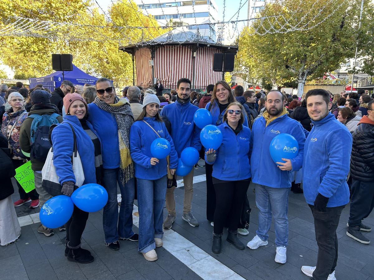 Isabel Rodríguez, a la izquierda, junto a sus compañeros de Adaba celebran el Día de las Personas con Discapacidad en Badajoz