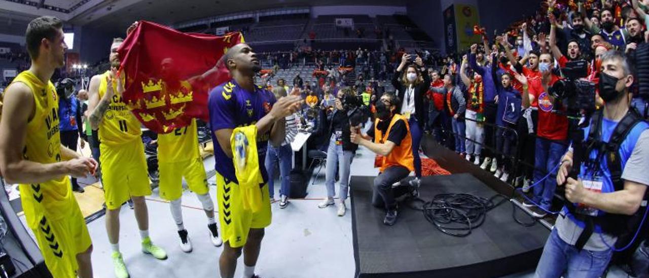 Los jugadores del UCAM agradecen a la afición el apoyo en la Copa del Rey. | EMILIO COBOS/ACB PHOTO