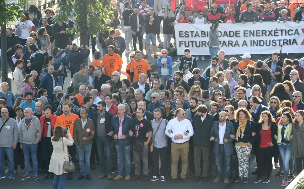 La concentración cuenta con una participación masiva - Entre los asistentes, trabajadores de la planta en Avilés y miembros de la Corporación.