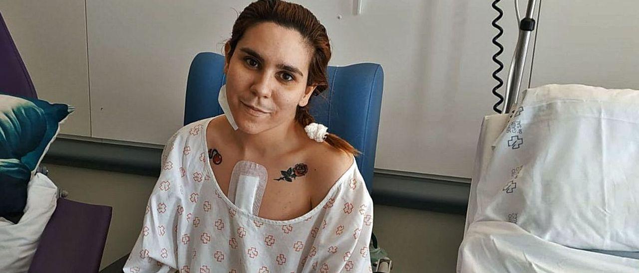Sara Viéitez, en la habitación del hospital en el que se recupera del trasplante.