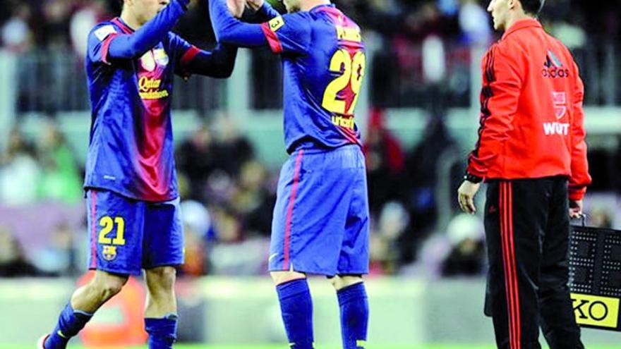 Carles Planas sustituye a Adriano en su debut con el primer equipo del Barcelona en 2012.