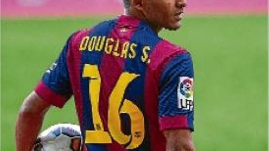 El Barça explica que el fitxatge de Douglas &quot;aporta variants tàctiques&quot;