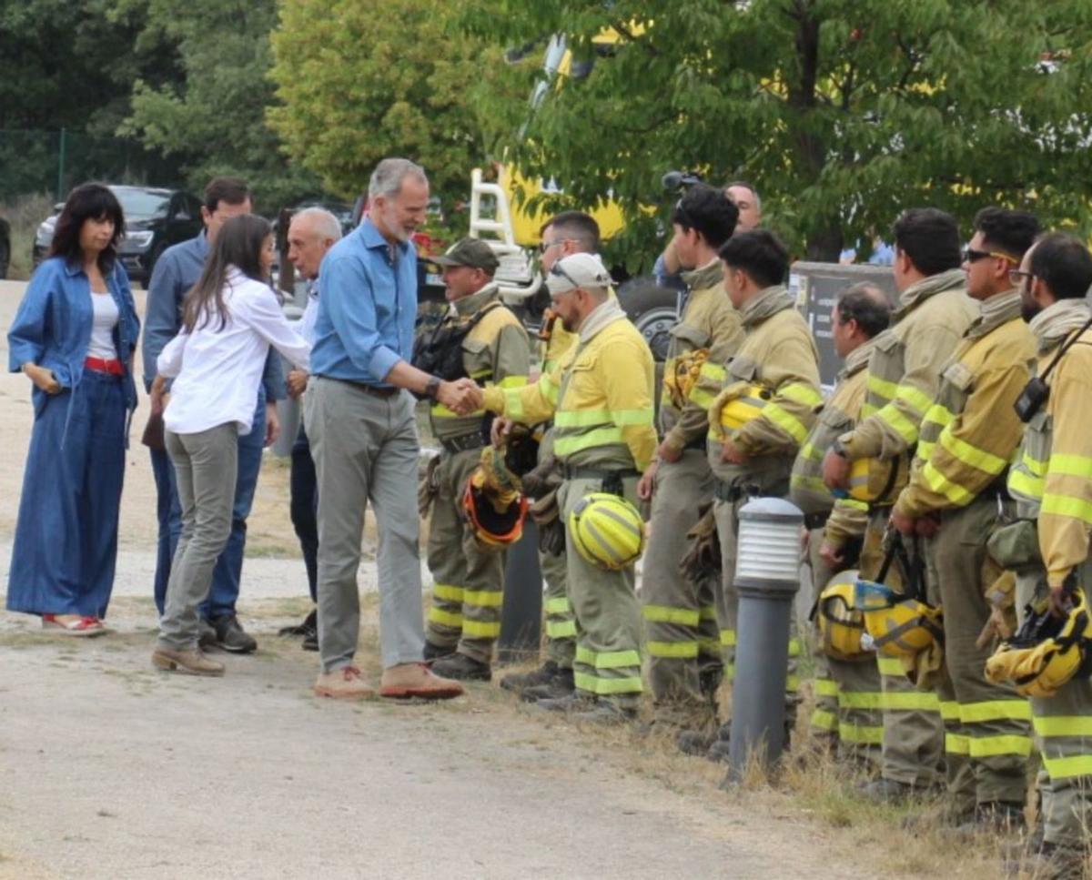 En las imágenes ofrecidas por la Casa Real, los reyes saludan a los brigadistas justo antes del reproche a Mañueco.  | CASA REAL