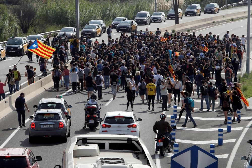 Els manifestants arribant a l''aeoport del Prat