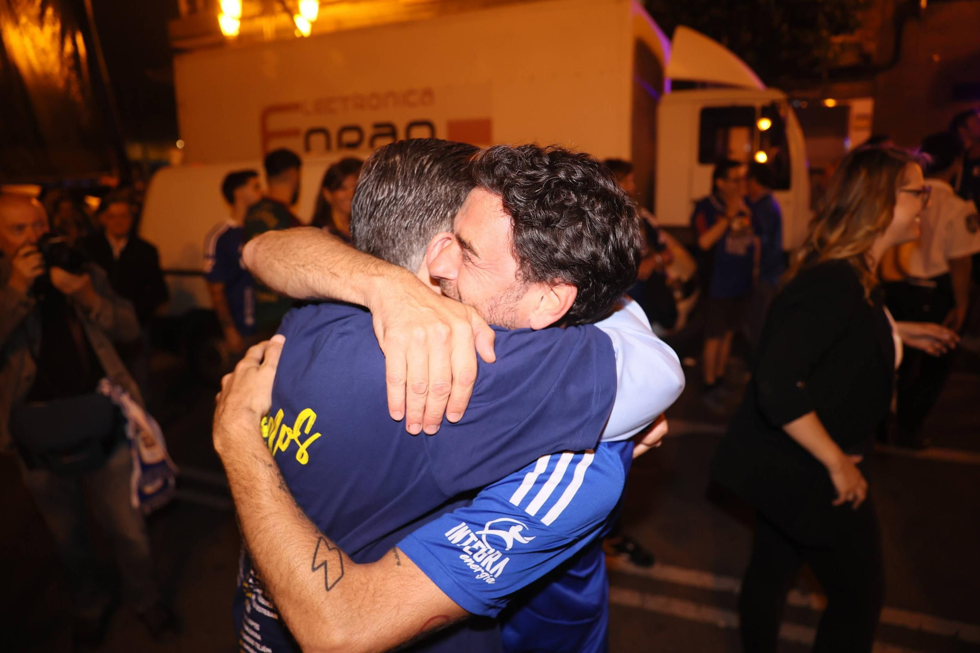 EN IMÁGENES | Así se celebró el ascenso del Oviedo a Primera: la afición estalla en una noche histórica