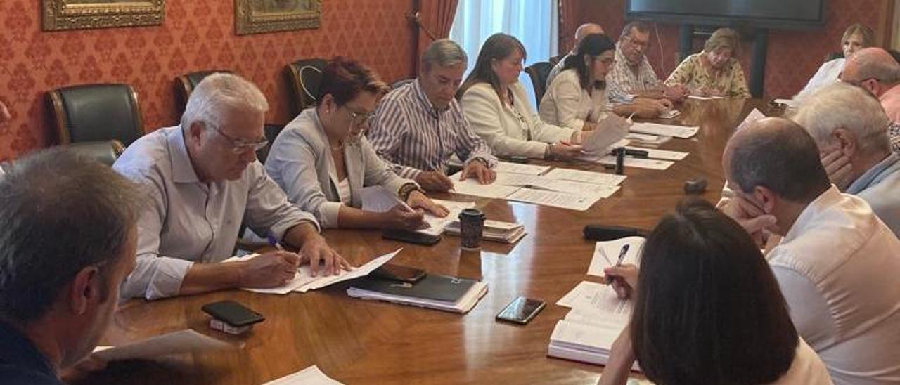 Un instante de la reunión celebrada este lunes en el Ayuntamiento