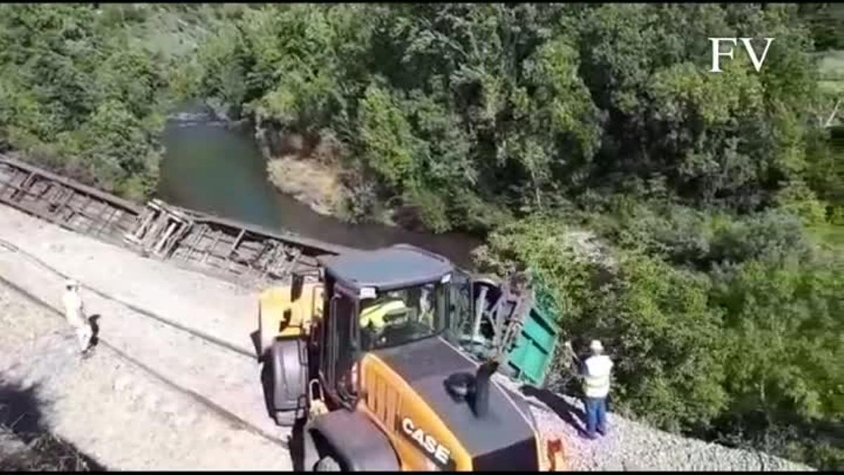 Dos vagones de un tren descarrilado en Carballeda caen junto al río Sil