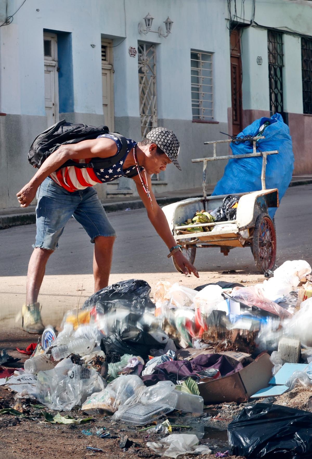Un cubano rebuscando entre las basuras en La Habana