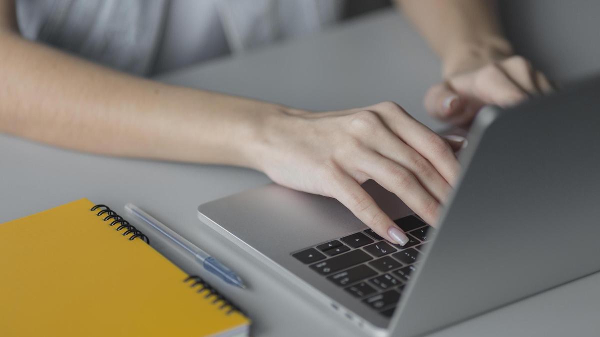 Una mujer realiza una formación online con su portátil.