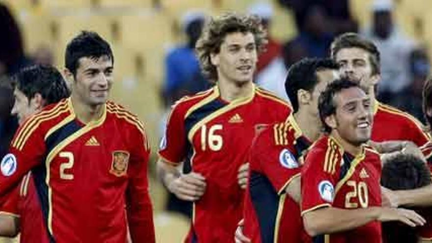 El centrocampista Xabi Alonso celebra un gol con sus compañeros de la selección española.