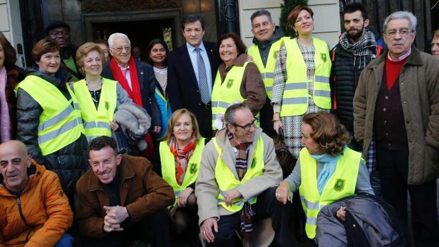 El Padre Ángel y Javier Fernández, con miembros de la ONG Mensajeros de la Paz.