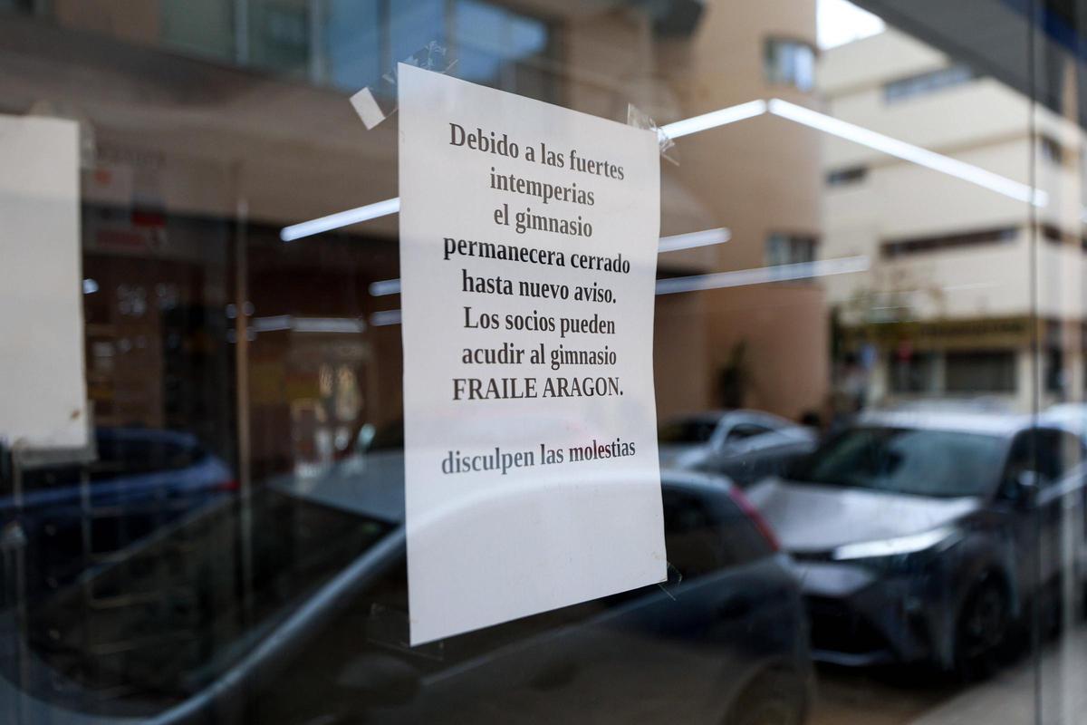 Cartel en el gimnasio Fraile de es Pratet que avisa del cierre por los efectos de la dana.