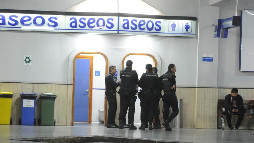 Agentes de la Policía Nacional, en el aseo donde tuvo lugar la violación, minutos después.