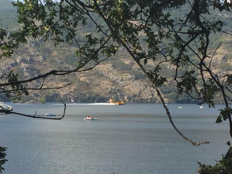 Los hidroaviones cogen agua en el Lago de Sanabria