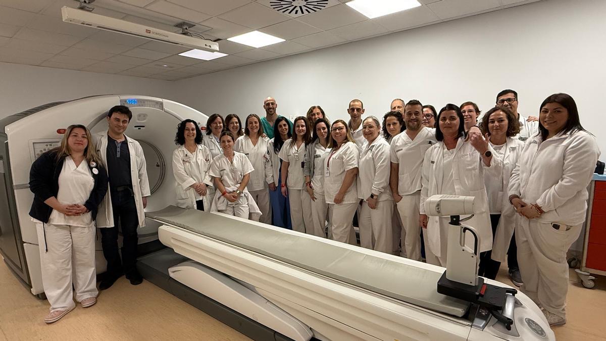Los equipos de Medicina Nuclear y Oncología Radioterápica en el nuevo acelerador lineal para radioterapia.