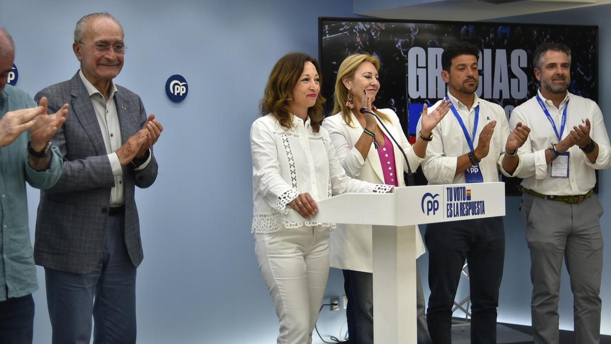 Patricia Navarro, rodeada por Paco de la Torre y Carolina España, valora en un ambiente de celebración los resultados del PP.