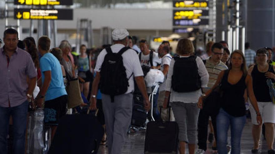 Turistas, en un aeropuerto español.