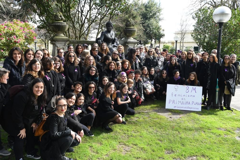 Las periodistas coruñesas se concentraron junto a la estatua de Emilia Pardo Bazán en los jardines de Méndez Núñez, donde leyeron un manifiesto para reivindicar la igualdad de oportunidades.