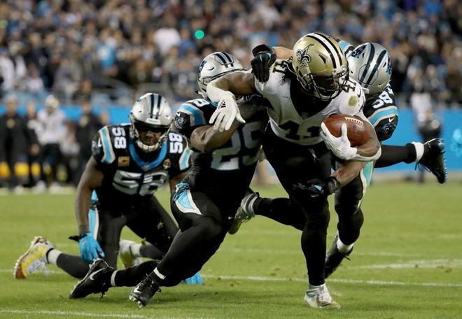 Alvin Kamara # 41 de los New Orleans Saints corre el balón contra los Carolina Panthers en el cuarto trimestre durante su juego en el Bank of America Stadium, en Charlotte, Carolina del Norte.