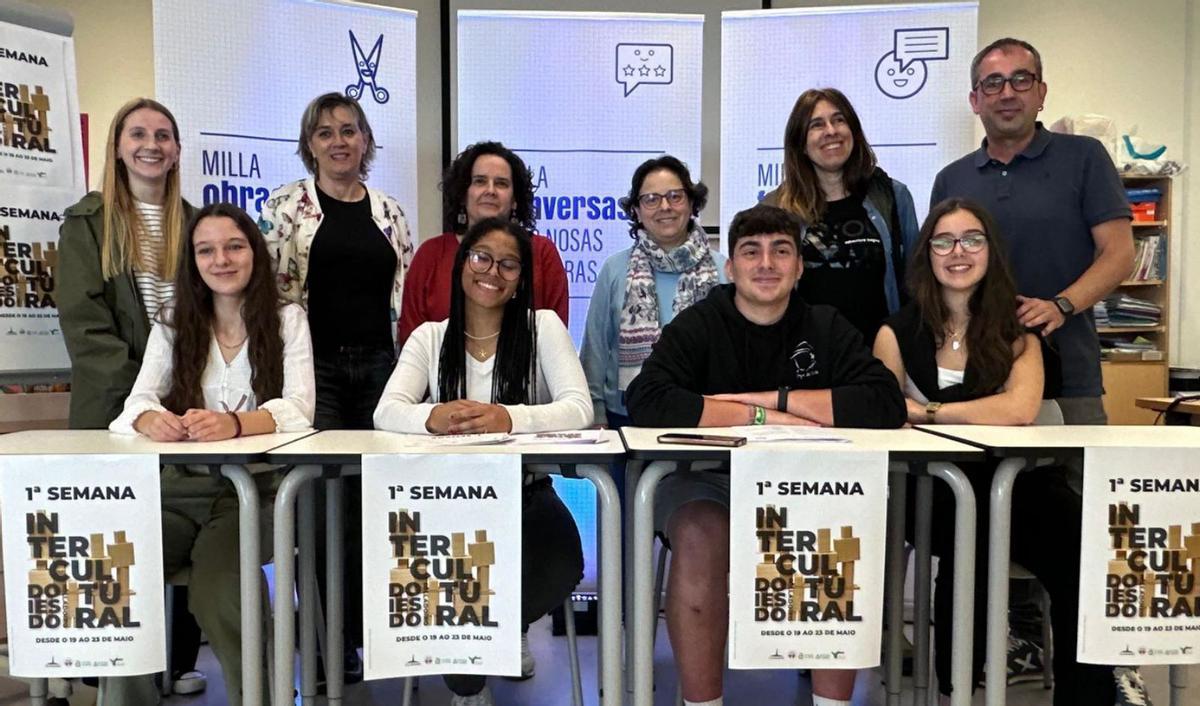 Sentados de esq. a dereita, Thalía, Jenny, Hugo e Gabriela, alumnos do centro. Detrás, Carmen Porto, edil de Educación, e Genma Otero, de Augas de Ames, con persoal do IES e o director Manolo Maseda.