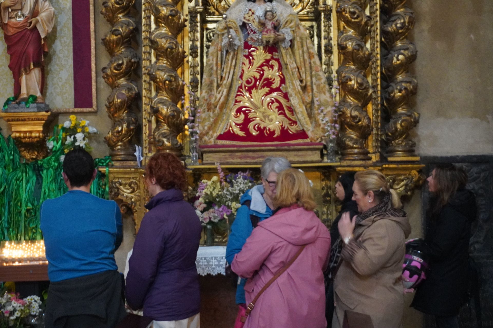 Los fieles acuden al besamanos de la Virgen de los Remedios