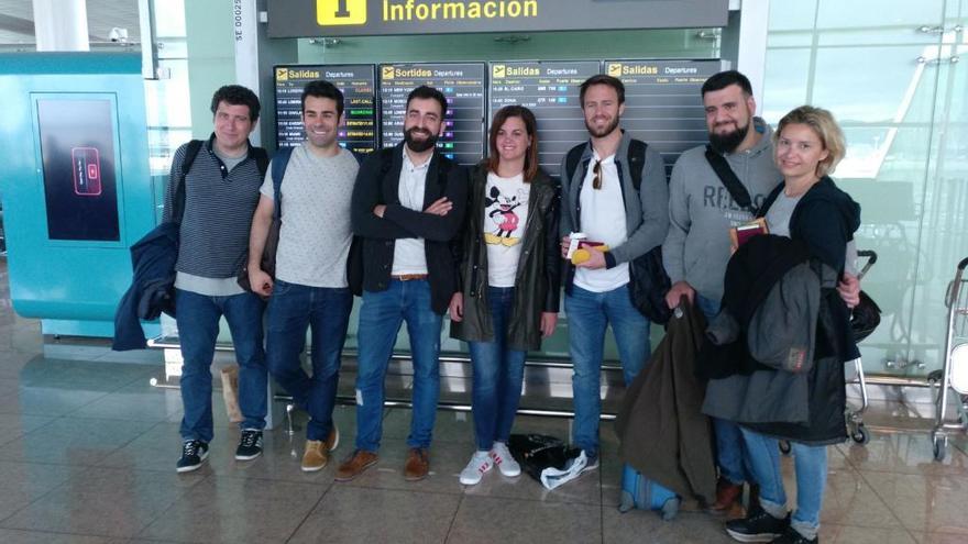 Los emprendedores valencianos con Sandra Gómez, en el aeropuerto.