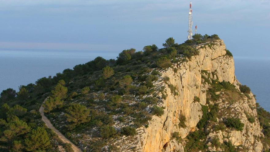 Les torres de telecomunicacions al cim de la Rocamaura a l'Estartit, en una foto d'arxiu.