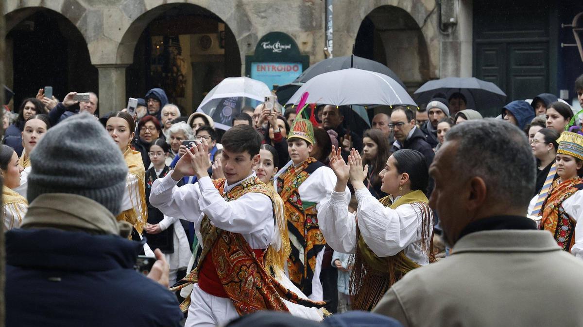Entroido en Santiago: bailes tradicionales en el Toural