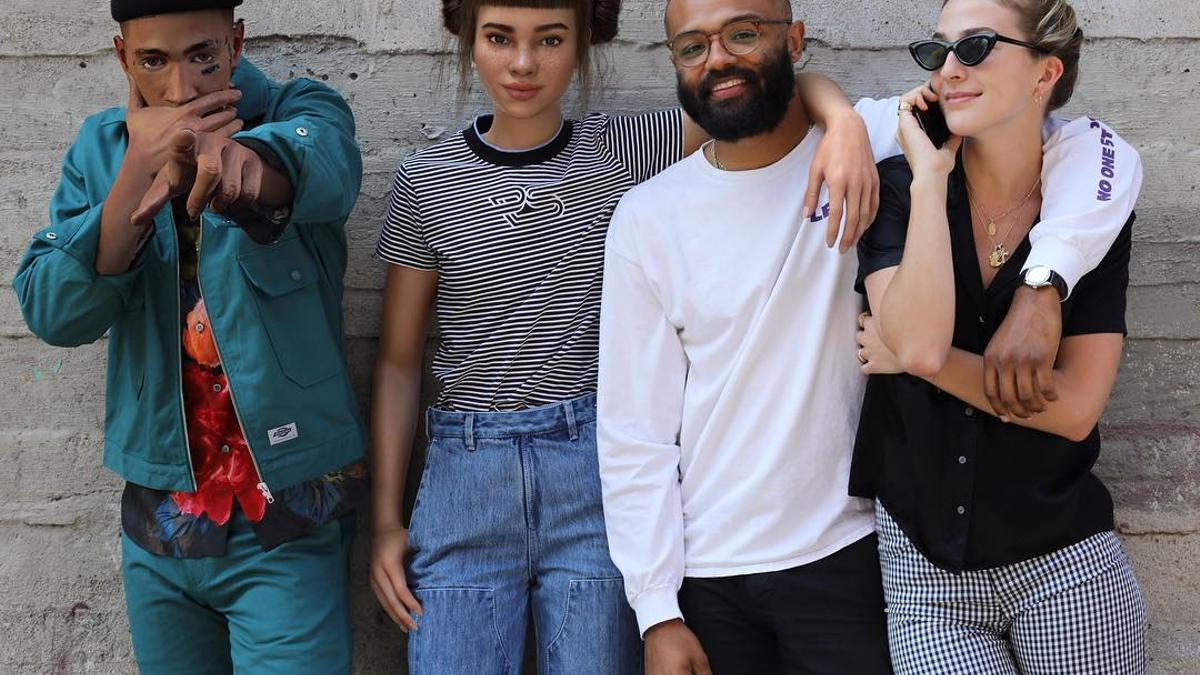 'Influencer' digital Lilimiquela con amigos