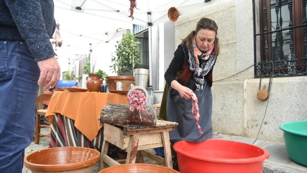 Proceso de picado de la carne antes de la elaboración de los embutidos.