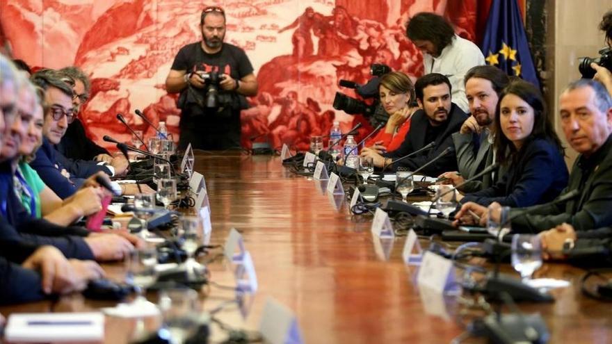Iglesias habla con Rajoy y Puigdemont para buscar un mediador
