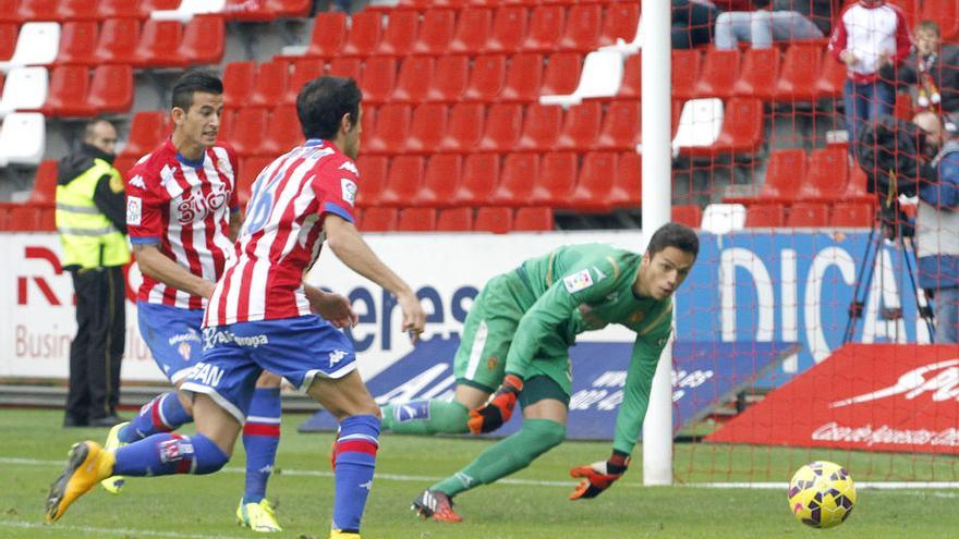 Whalley, con el Zaragoza, en un partido contra el Sporting.
