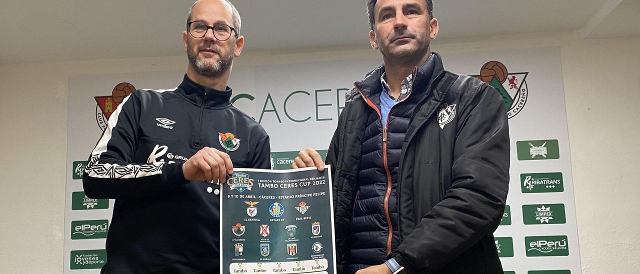 Pepe Pulido, director deportivo del I Torneo Internacional Benjamín Tambo Ceres Cup, y Carlos Ordóñez, presidente del Cacereño.