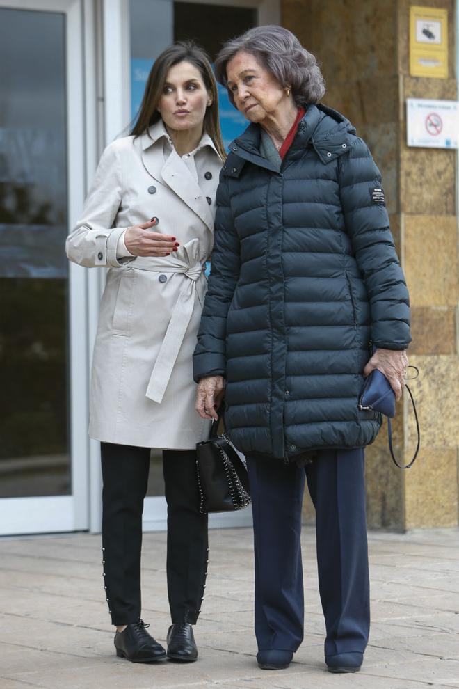 Doña Letizia y Doña Sofía conversan a su salida del Hospital