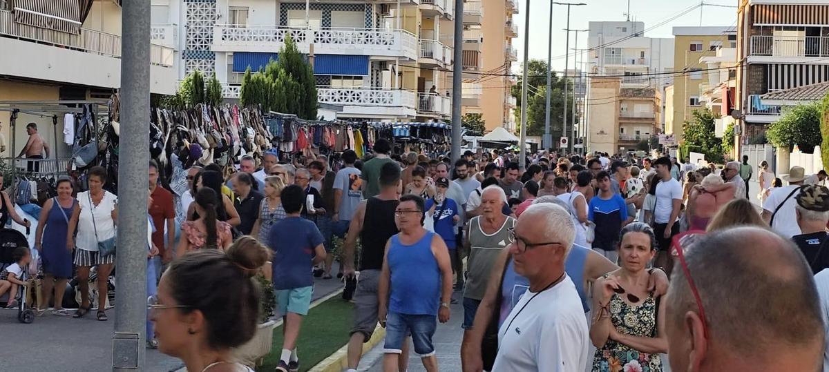 Todos los martes del verano hay mercadillo en la playa de Piles