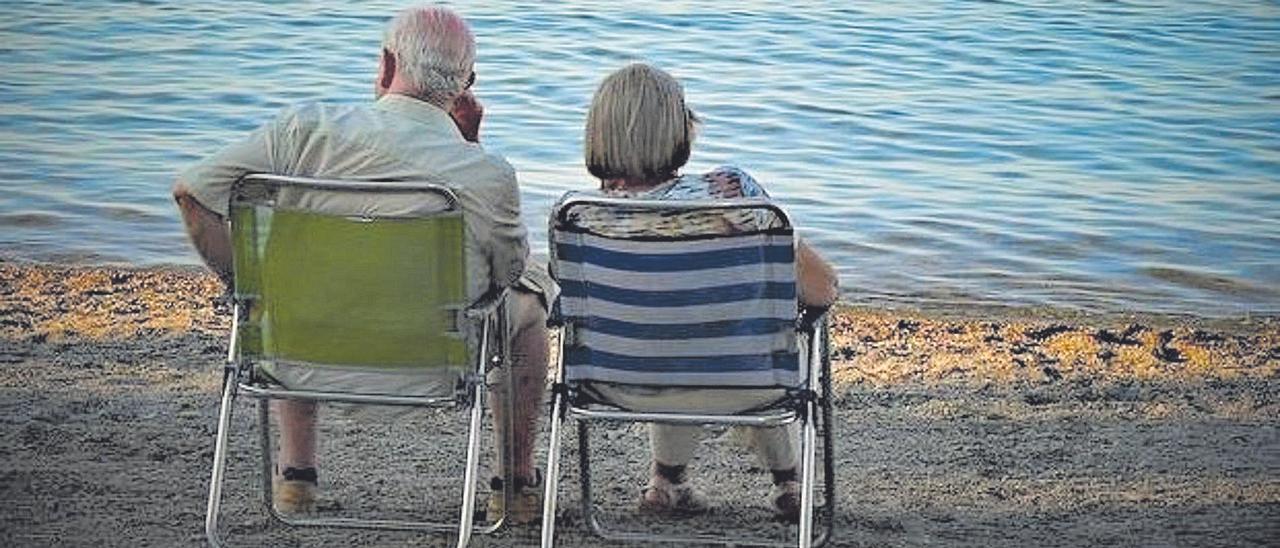 Dos jubilados descansan en primera línea de playa.