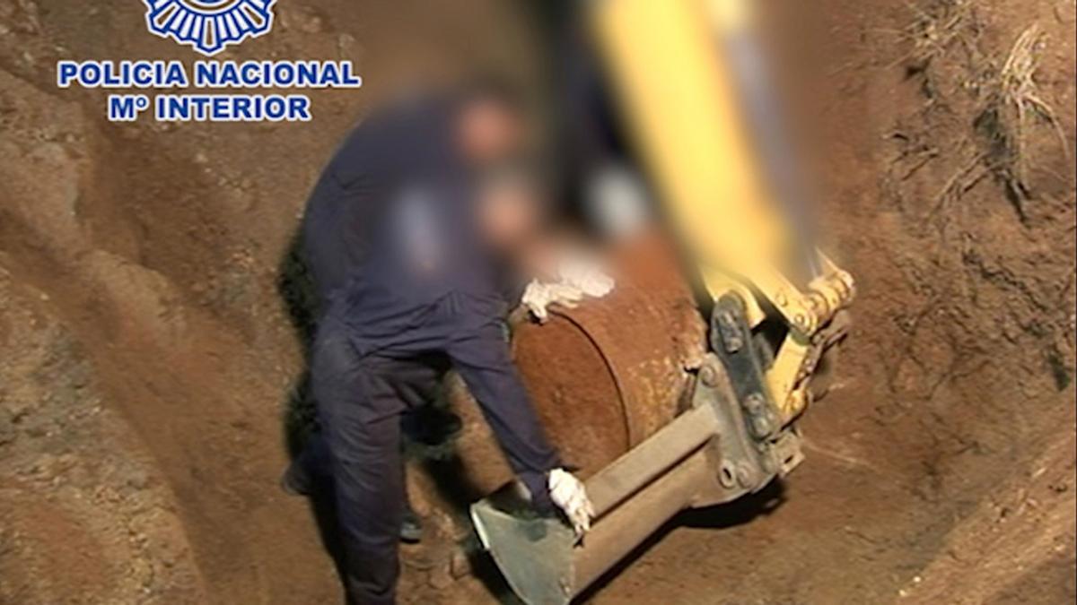 Instante en que la policía saca el bidón enterrado donde se encontraron el cuerpo de Ana María Martos Nieto
