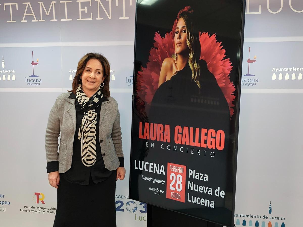 La concejala Araceli Rodríguez, junto al cartel del concierto de Laura Gallego en primer plano, presenta los actos del 28F..