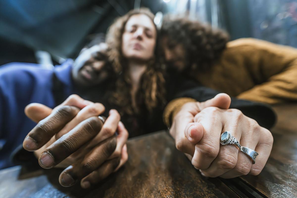 Contractes per a l’amor lliure: el boom de les relacions obertes crea apps i assessories ‘swinger’ amb IA Contractes per a l’amor lliure: el boom de les relacions obertes crea apps i assessories ‘swinger’ amb IA