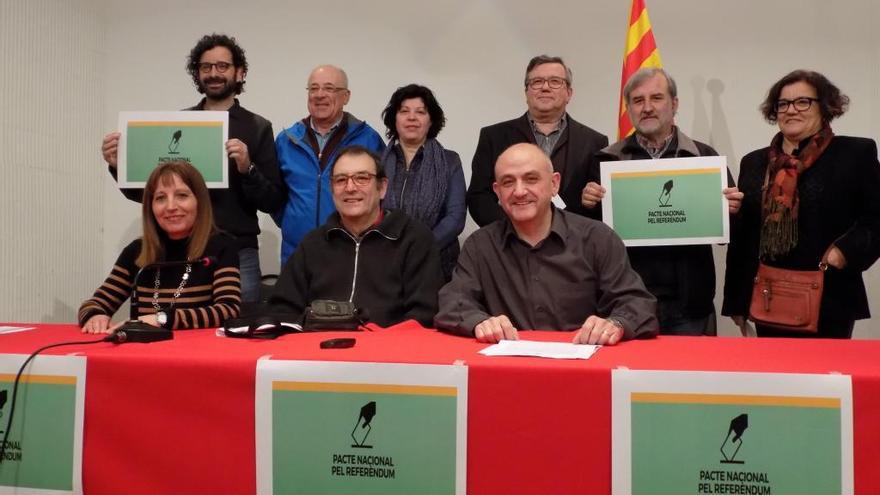 Asseguts: M. Gómez, E. Martí  i L. V. Sixto. Drets: J. Corrons (Òmnium Bages), T. Bozzo (ANC),  L. Massana, (ICV), F. Comas (Centre d´Estudis del Bages),  J. Morros (El Galliner) i A. Comas (Cercle Artístic de Manresa)