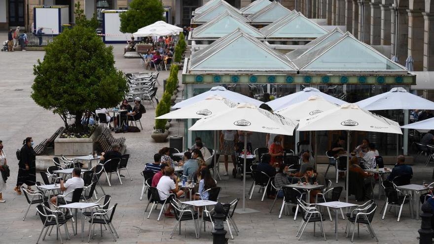 Clientes en terrazas de la plaza de María Pita.