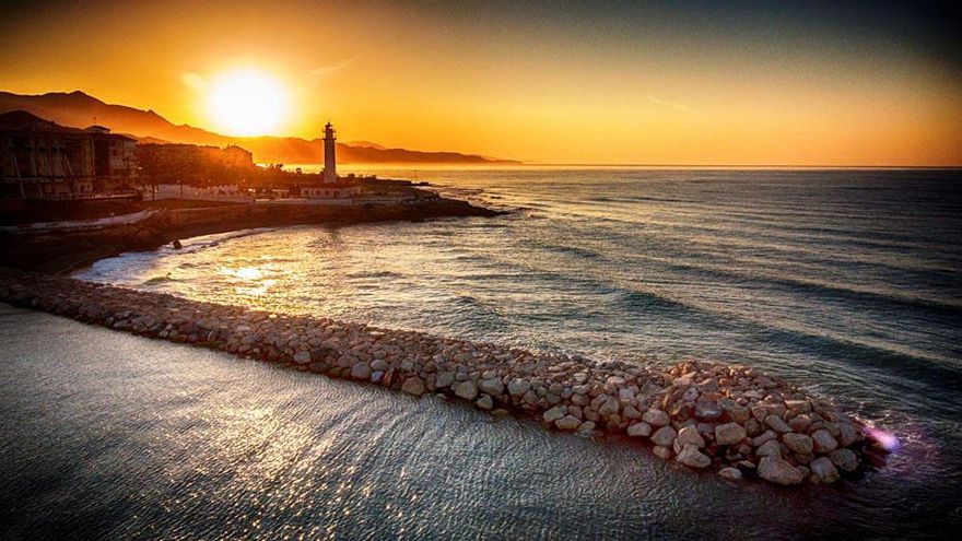 Imagen promocional de las playas de Torrox.