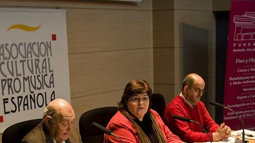 Guillermo López, Ana María Sánchez y Elías Bernabé Pérez, ayer en el Club