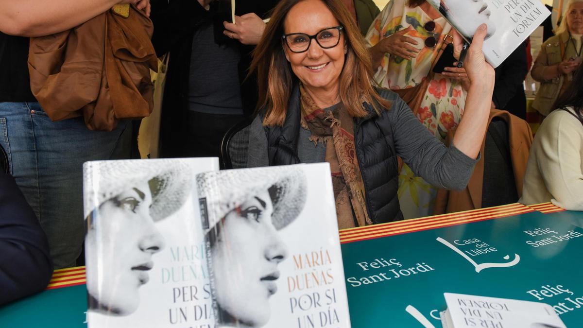Los escritores firman sus libros por Sant Jordi