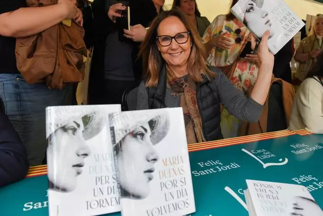 Los escritores firman sus libros por Sant Jordi