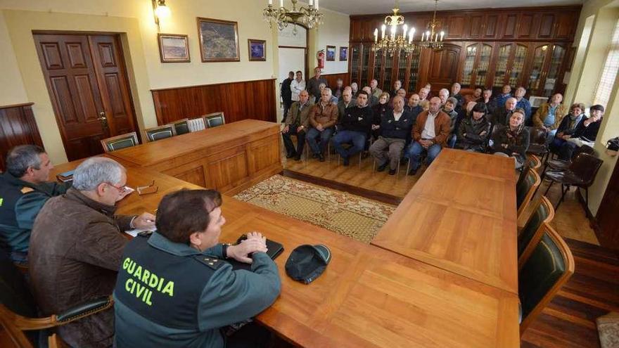 Charla preventiva de efectivos de la Guardia Civil con vecinos de A Lama. // Gustavo Santos