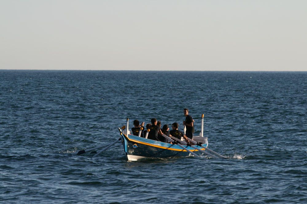 La Asociación de Amigos de la Barca de Jábega celebró el pasado lunes el solsticio de verano en la playa de La Araña con paseos en barca de jábega, sones de caracolas y lectura de poemas y relatos