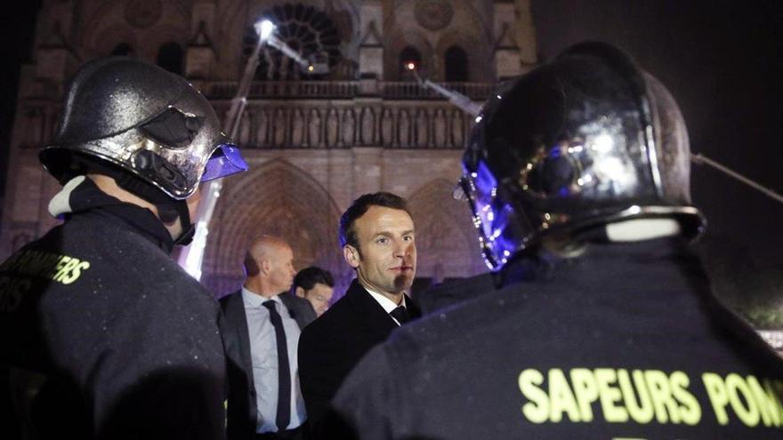 Macron arriesgó la vida de 20 bomberos para salvar Notre Dame